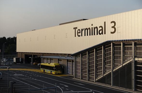 成田空港第3ターミナル外観（PekePONさん撮影、Wikimedia Commonsより）