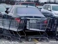 制裁DEATH！駐車場で横暴な停め方をしていたベンツに買い物客らがカートで包囲網