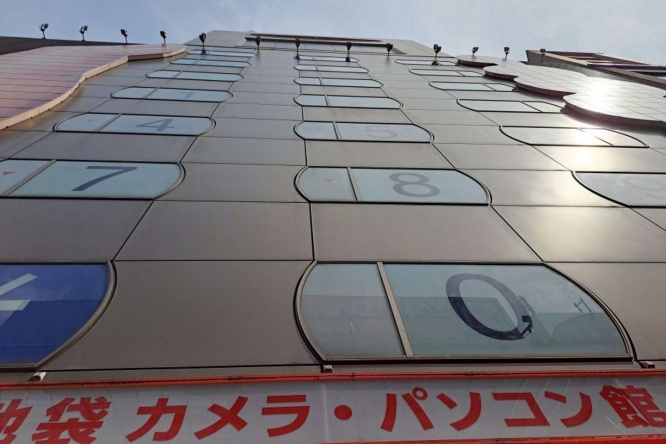 建物の真下から見上げる