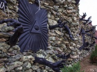 建物を覆う無数のドクロ、壁から伸びる黒い手。ベラルーシにある悪魔に守られし家