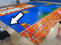 ロボットを使い、10万個のドミノで「スーパーマリオ」を描いた元NASAのエンジニア、世界記録を樹立！