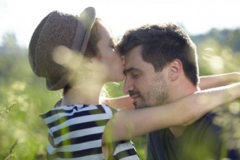 オトコだって胸元にキスされたい!?　唇以外でキスされたいパーツ6