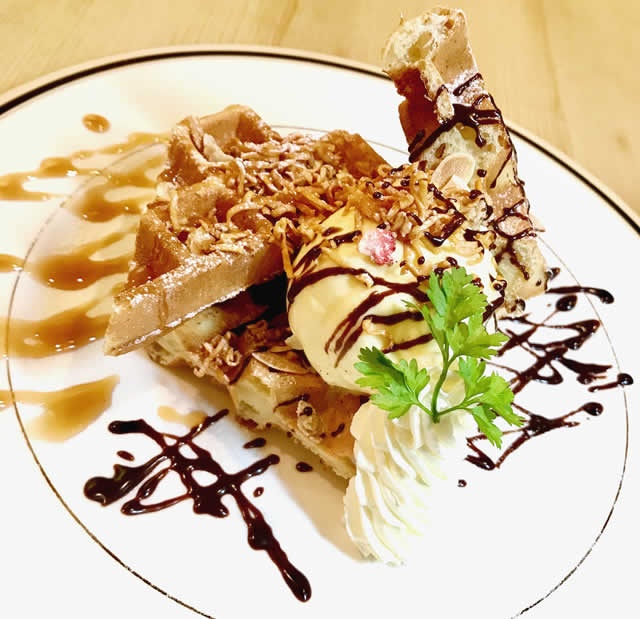 「チキラー＆キャラメルチョコ」ワッフル（大阪池田チキチキ探検隊公式サイトより）