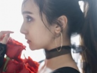 石田ニコル2023-2024年カレンダー『Which is...』⒞アミューズ