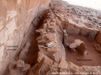 未知の神に捧げられた古代の砂漠の石の遺構が発見される