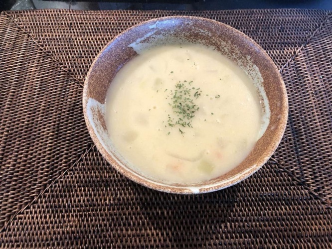 クラムチャウダー。彩りにパセリを散らしてみた