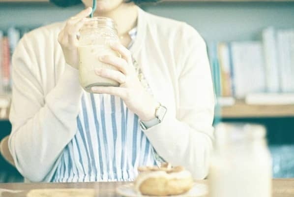 ミルクティーを飲む女性