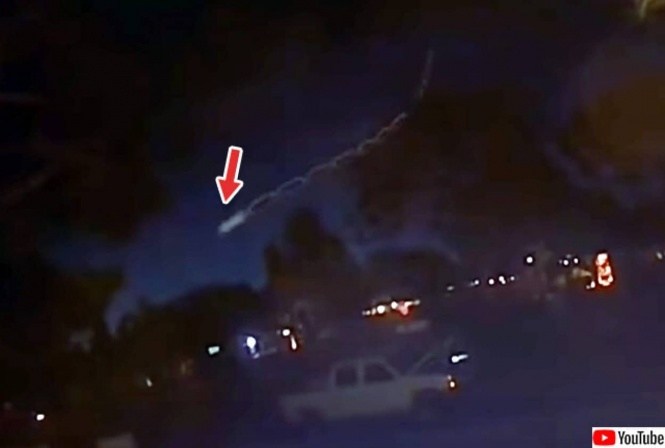 長い尾のついた謎の白い物体が夜空から落ちていく驚愕の映像