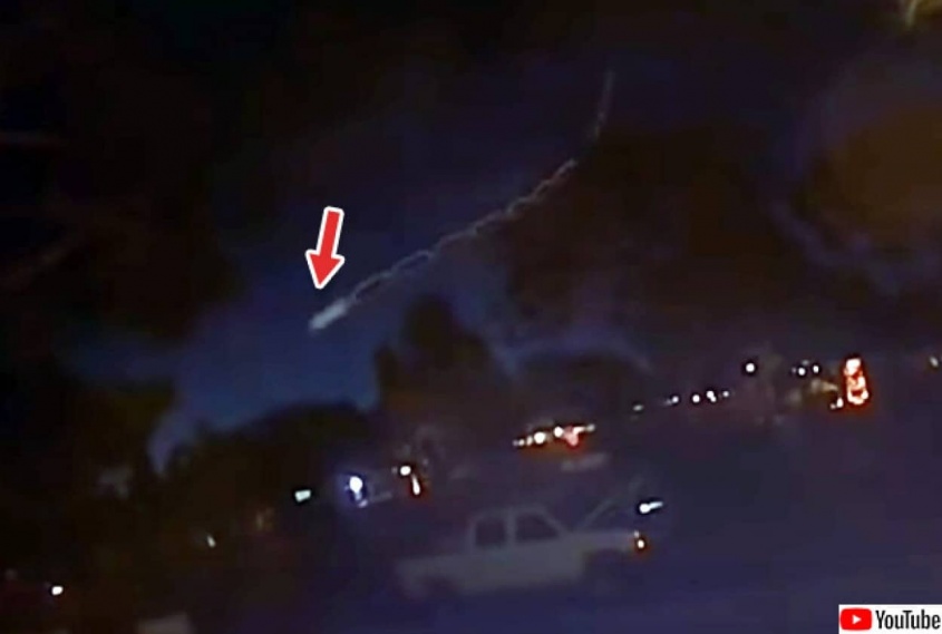 長い尾のついた謎の白い物体が夜空から落ちていく驚愕の映像