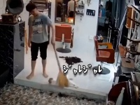 犯人は〇コ！従業員の毎日の掃除が遅い理由が監視カメラで明らかに。