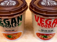 「ヴィーガンヌードル」担担麺と酸辣湯麺