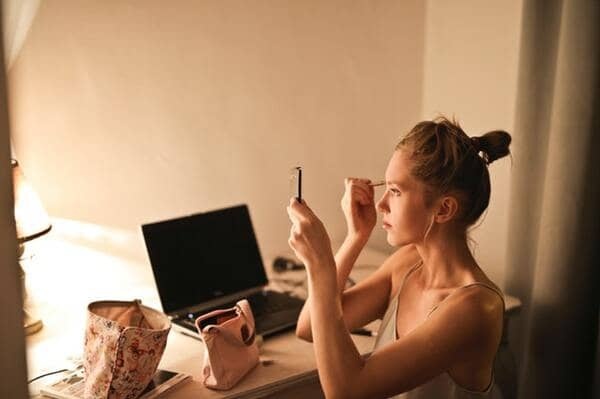 ブルーライトはお肌の敵!カットしてくれる優秀アイテムまとめました