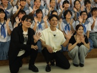 妻夫木聡＆広瀬すず　那覇中学校をサプライズ訪問！　映画『宝島』全国キャラバン！！　妻夫木「素直な気持ちに触れて本当に嬉しかった」