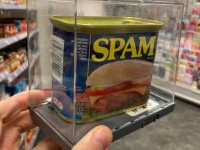 アメリカでは物価高で万引きが多発。スパム缶がケースに入れてロックされる