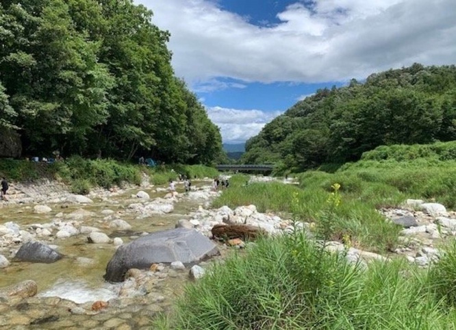 尾白川堰堤を流れる清水は冷たかった