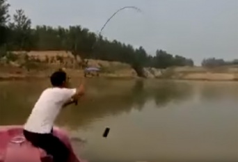 ケータイで話しながら釣りをしてたらいきなりブチ切れだした男　その理由がバカすぎるｗｗｗ