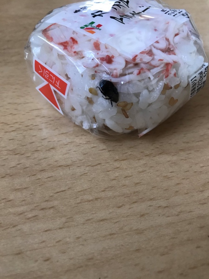 おにぎりに虫が混入