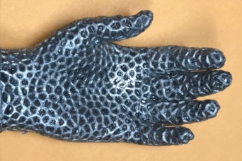 ターミネーターかな。ゴム製外骨格と組み合わせることで形状を記憶できる液体金属構造が考案される（米研究）