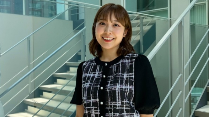 モーニングショーでアシスタントを務める松岡朱里の公式インスタグラムより