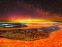 地球の生命力を感じる神秘的な噴火。海の底で燃え上がる世界8つの海底火山