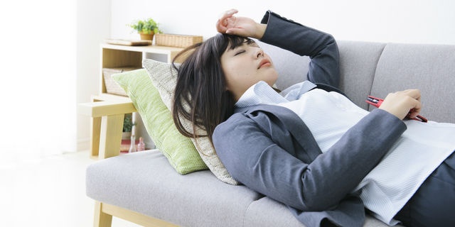 ソファに横になる女性