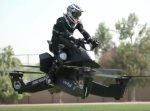 実用間近！？　ドバイの警官が『空飛ぶ電動バイク』の訓練。
