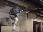 本物の人間みたい！　人型ロボット『アトラス』が今度はパルクールを披露。