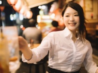 男子がアドバイス！　「飲み会でやらないほうがいい」女子のNG行動・4選