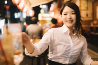 男子がアドバイス！　「飲み会でやらないほうがいい」女子のNG行動・4選