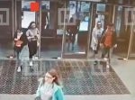 前を見て！　歩きスマホをしていた女性がガラスのドアに気づかず…！