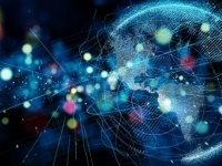 宇宙の形は巨大風船のように湾曲し、ループしているという新説が登場（英・伊共同研究）