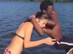 ビキニ女子にヘッドロックをして海に飛び込むバカ男