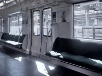 「電車で斜め向かいに座ってた若いカップルが、2人で私の席へ寄ってきて...」（兵庫県・40代女性）