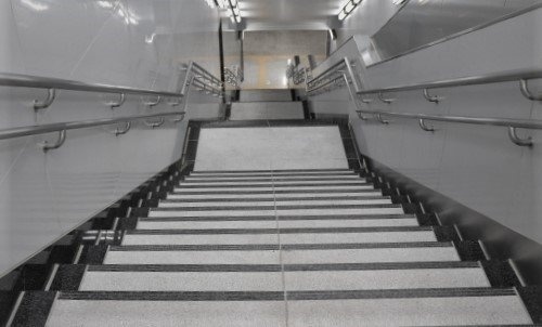 「幼い子供3人と大荷物を携え帰省。下り階段に恐怖していると、後ろから来た男が私のスーツケースを...」(沖縄県30代女性)