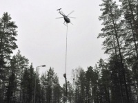 巨大電動ノコギリをぶら下げて空中から木を枝払いしていくヘリコプター（アメリカ）