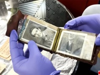 65年前に失くした財布が映画館の改装工事で発見される。思い出の写真に遺族が感動