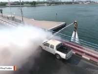これは画期的！ドバイの消防局が「空飛ぶ消防士」のデモンストレーションを実施