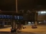 【リアル幽霊？】タイの空港のタラップに怪しげな人影が続々と…