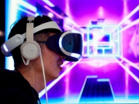 「PlayStation VR」の発売記念イベントの様子（写真：Rodrigo Reyes Marin/アフロ）