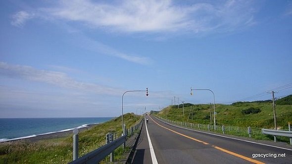 日本海沿いを走るオロロンライン（Yobito KAYANUMA撮影、Wikimedia Commonsより）