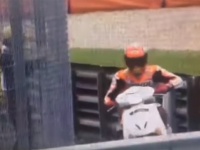 尾崎豊かよ！MotoGP元世界王者、予選中に盗んだ原チャリで走り出す映像が話題に