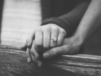 愛おしい。手の甲にキスする男性心理とは
