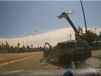 アメリカのあおり運転怖い。怒り狂ったドライバーがハンマーを投げつけフロントガラスを粉砕