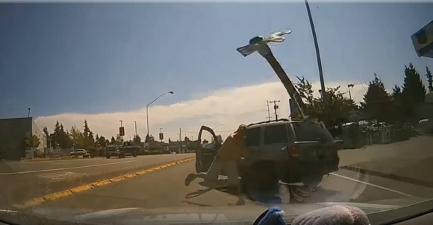 アメリカのあおり運転怖い。怒り狂ったドライバーがハンマーを投げつけフロントガラスを粉砕