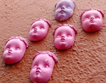 町のいたるところにピンク色の赤子の顔が・・・米コロラド州デンバーに訪れた怪奇