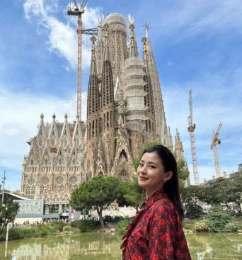 Instagram:朝比奈彩(@asahina_aya)より