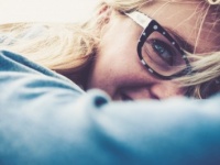 興味津々！　他人のキス事情「キスする時にメガネを外す」女子％？