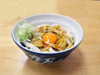 すき焼きや卵かけご飯以外にもある!　生卵と相性のよい料理1位「うどん」