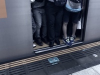 「赤ちゃん連れで帰宅ラッシュの電車に乗ったら『邪魔』。目の前の中年乗客に突き飛ばされて...」