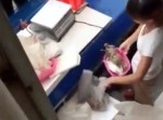 犯行の決定的瞬間！　“商品をすり替える”女性店員の手口とは…